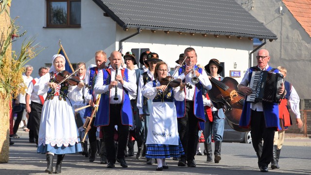 Dożynki w Mroczy przygotowano z rozmachem, bo miały charakter nie tylko gminny, ale również powiatowy i parafialny.  - Taka sytuacja miała u nas ostatni raz miejsce w 2013 r. , gdy Mrocza świętowała 620-lecie nadania praw miejskich - informował gości burmistrz Leszek Klesiński. Po mszy św. w kościele parafialnym w Mroczy dożynkowy korowód, przy dźwiękach ludowej muzyki,  przeszedł przez miasto na stadion. Tu odbyła się oficjalna cześć uroczystości, tu także  tańczono, śpiewano i bawiono się do nocy. Choć rok był trudny, plony niszczyła m.in. susza, cieszono się z zakończenia żniw. Domowe specjały przygotowało  wiele kół  gospodyń wiejskich. Ich stoiska były oblegane. Serwowano też darmową grochówkę.  Zespół folklorystyczny  „Krebane” z Brus nie po raz pierwszy tańczył i śpiewał dla mieszkańców powiatu nakielskiego. Publiczność oklaskiwała występy nie tylko na ludową nutę. Dla mieszkańców powiatu śpiewała Natalia Cepelik-Muianga. Na scenie  pojawił się także zespół „Chłopaki nie płacą” z aktorem Michałem Milowiczem.Nasz region bliżej morza, czyli pociągiem z Bydgoszczy na Hel.