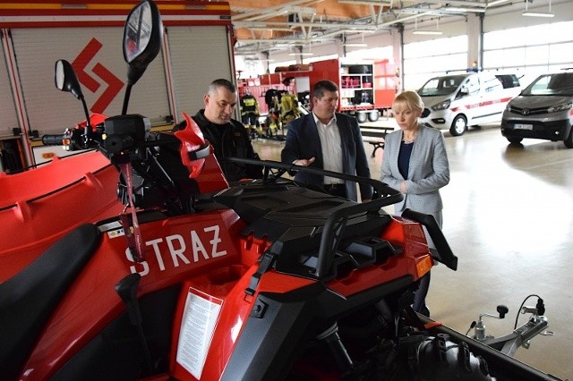 Nowe pojazdy oglądała w siedzibie komendy PSP w Nowej Soli starosta Iwona Brzozowska. Na zdjęciu razem z komendantem mł. bryg. Czesławem Młynarczykiem i zastępcą komendanta st. kpt. Tomaszem Duberem