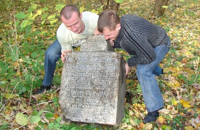Fragmenty nagrobków przewieziono na stare cmentarze.