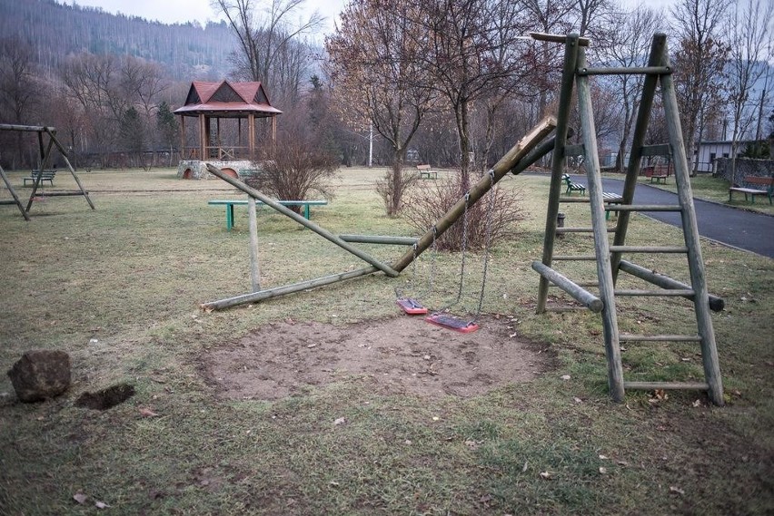 Rajcza: Wandale zniszczyli park. Straty to ponad 20 tys. zł [ZDJĘCIA]