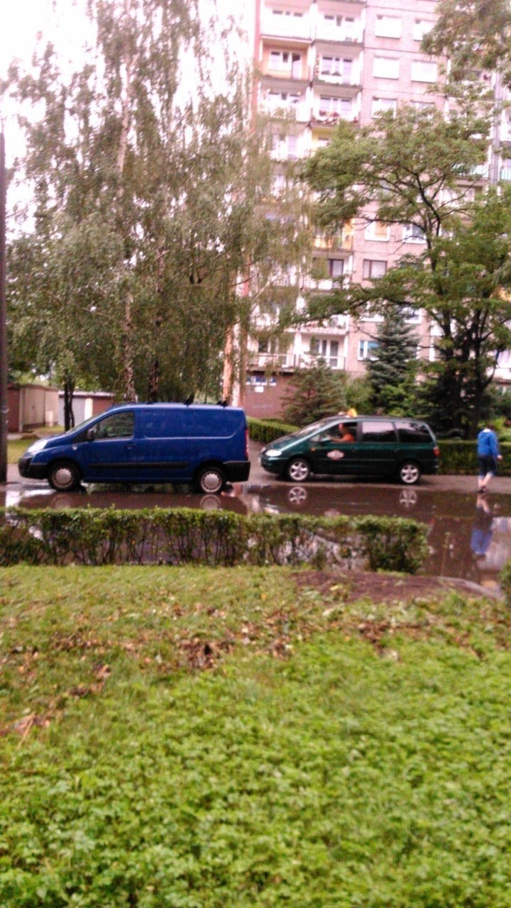 Oberwanie chmury w Zabrzu. Po burzy ulice to rwące rzeki....