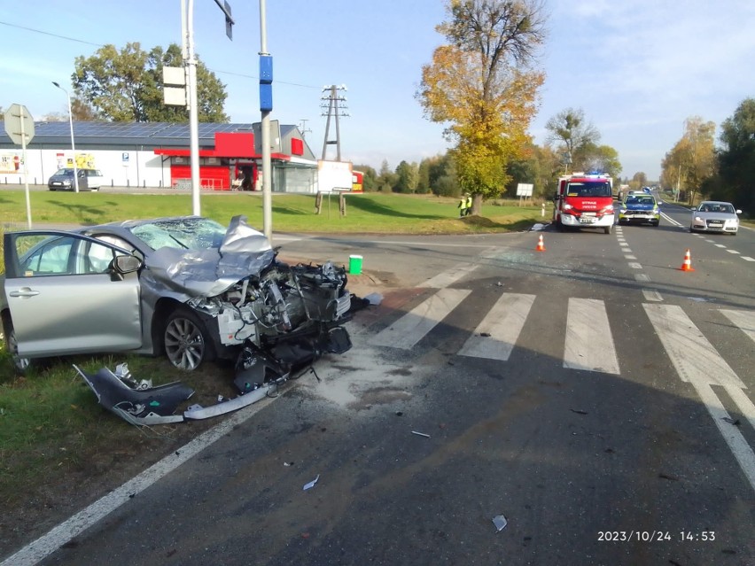 Wypadek w Karniewie na drodze krajowej nr 60. 24.10.2023 doszło do zderzenia samochodu osobowego i ciężarowego