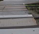 Tragedia na przejściu kolejowym w Mostach. Pod kołami pociągu zginął pieszy 