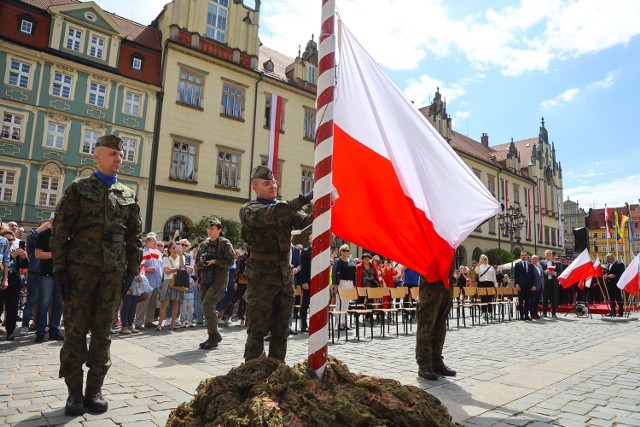 Wrocławianie z polskimi, biało-czerwonymi flagami. Tak świętowali na Rynku 2 maja.