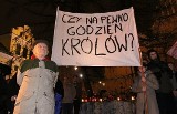 Pogrzeb na Wawelu. Mieszkańcy protestują w sprawie pogrzebu prezydenta Lecha Kaczyńskiego (zdjęcia)