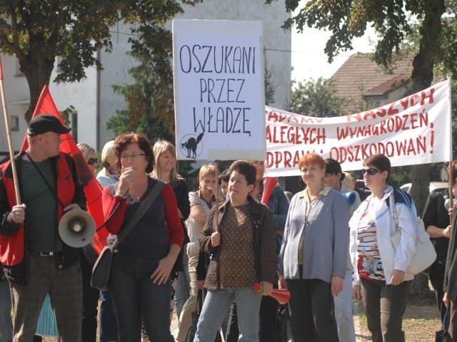 Byli pracownicy kostrzyńskiego szpitala pikietowali przed nową szkołą średnią w Kostrzynie.