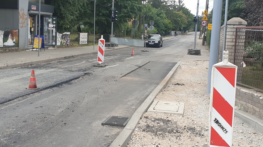 Prace na ostatnim remontowanym odcinku ul. Rokicińskiej od...