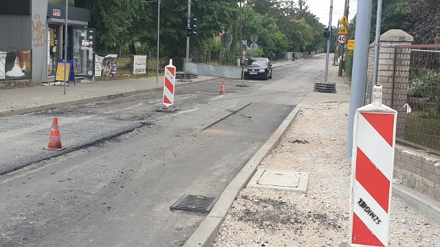 Prace na ostatnim remontowanym odcinku ul. Rokicińskiej od ul. Gajcego do granic miasta miały zakończyć się w listopadzie. Na ul. Rokicińskiej od ul. Gajcego do ul. Wieńcowej jest już konstrukcja drogi i powstają jezdnie, dalej prowadzone są prace podziemne i budowlane. Pierwszy remontowany odcinek ul. Rokicińskiej od ul. Malowniczej do ul. Gajcego jest gotowy od wakacji. - Jadąc do domu z Łodzi do centrum Andrespola na zamkniętych przejazdach czekam czasami po 30 minut. 8-kilometrowy odcinek  w godzinach szczytu pokonuję prawie w półtorej godziny. To jest skandal! - mówi nam zdenerwowany mieszkaniec Andrespola.DO KIEDY POTRWAJĄ PRACE I DLACZEGO SĄ TAKIE OPÓŹNIENIA? KLIKNIJ DALEJ