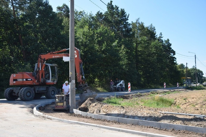 Droga w Trębowcu-Krupowie w gminie Mirzec na ukończeniu. Położyli asfalt, budują chodnik. Zobacz zdjęcia 