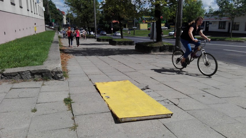 Dziura w chodniku przy ulicy Szczecińskiej zakryta przez......
