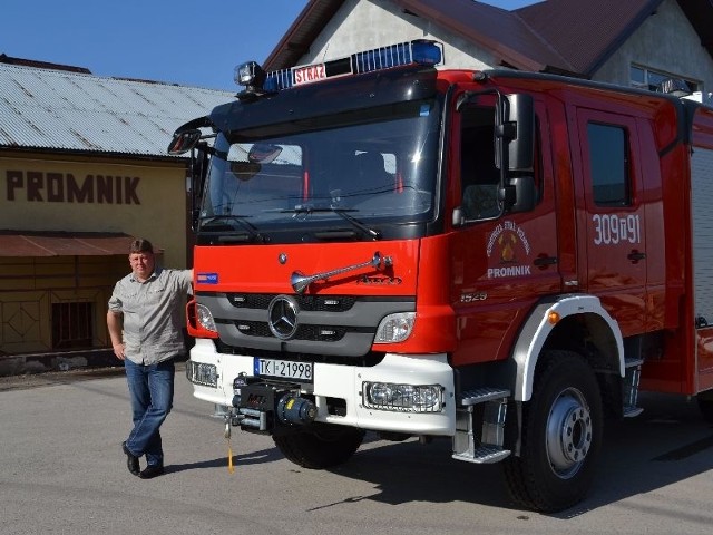 Karol Picheta &#8211; naczelnik Ochotniczej Straży Pożarnej w Promniku przy nowym samochodzie pożarniczym,
