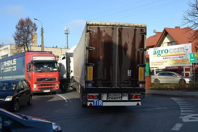 Na iłżeckim odcinku krajowej "dziewiątki&#8221; ciągle tworzą się korki. Każdego dnia przejeżdżają tędy setki ciężarówek.
