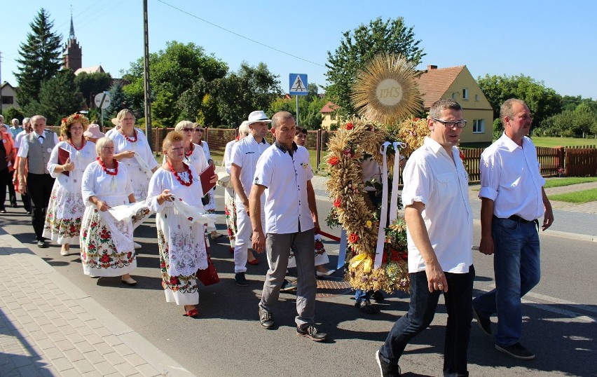 Orszak dożynkowy przemaszerował z kościoła na stadion.