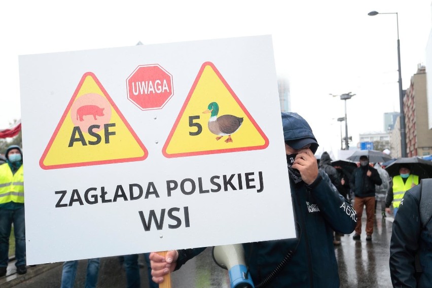 Rolnicy protestują przeciwko tzw. piątce Kaczyńskiego....