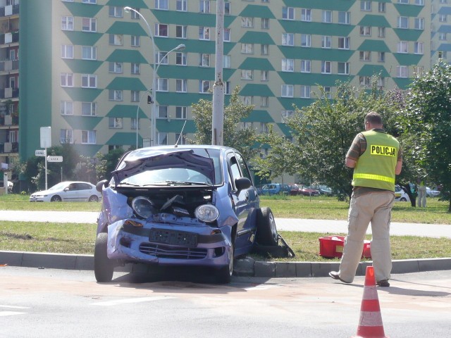 Daewoo wjechał na skrzyżowanie na czerwonym świetle i wymusił pierwszeństwo na kierującej oplem