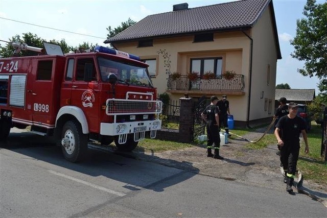 Tak było w 2015 roku. W tym roku strażacy znów dowożą wodę do Koniecpola