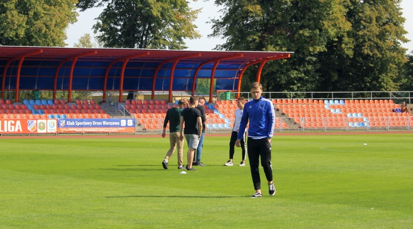 Piłkarze Broni przed meczem na stadionie Ursusa