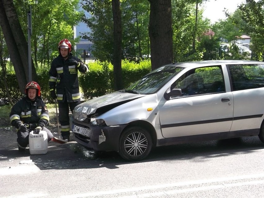 Wypadek na Strzegomskiej. Tworzą się duże korki (ZDJĘCIA)