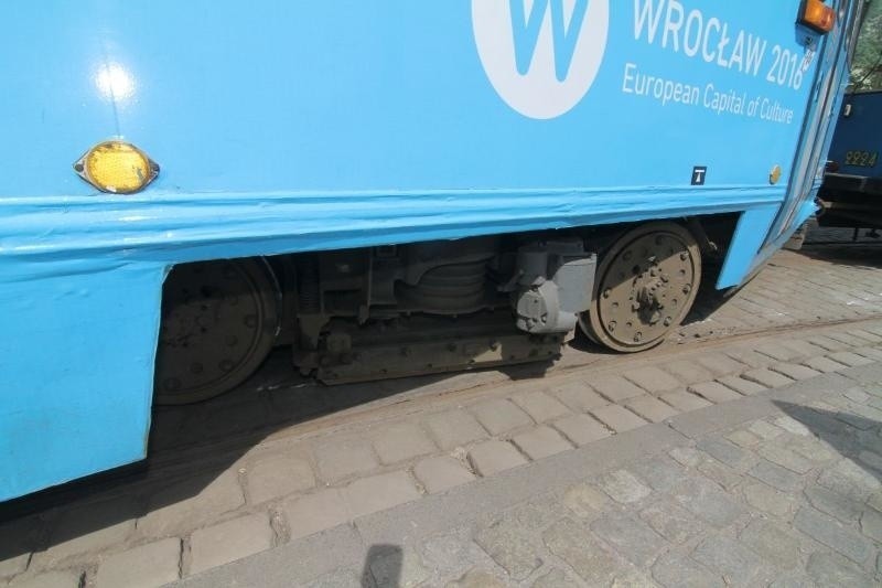 Wrocław: Wykolejenie tramwaju linii 9 na przystanku Peronowa (OBJAZDY, ZDJĘCIA)
