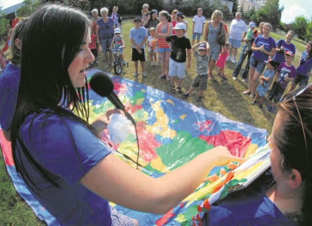 Dzieci przyszły na pierwsze spotkanie w cyklu "Europodwórka" z rodzicami i dziadkami. Wszyscy bawili się świetnie