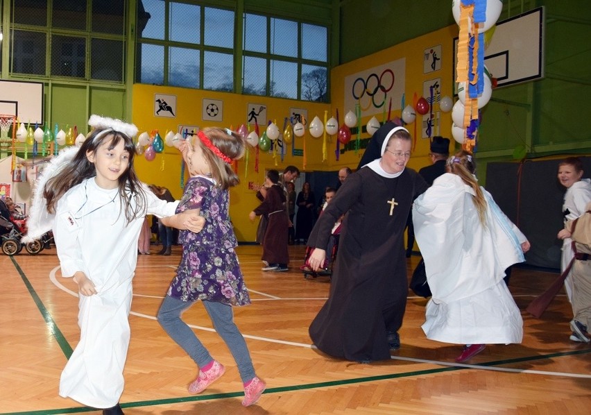 Bal Wszystkich Świętych w Stargardzie. Dzieci bawiły się świetnie! [zdjęcia, wideo] 
