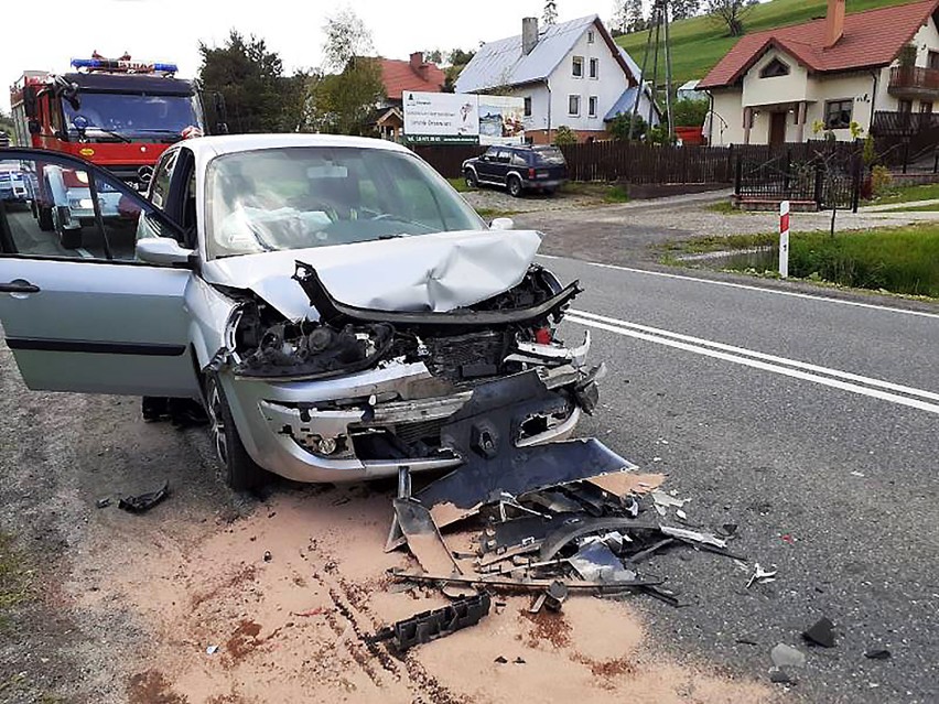 DK 75. W Roztoce Wielkiej dwa auta zderzyły się w samo południe