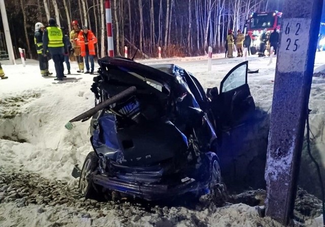 Na przejeździe kolejowym w Wieniawie w seata uderzył pociąg osobowy. Na miejscu wypadku zginęły dwie kobiety, matka i córka.