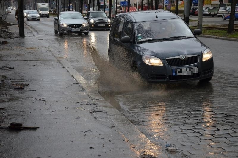 Wrocław - miasto kałuż, wystarczył mały deszcz. Co z odszkodowaniem, gdy ochlapie nas auto?