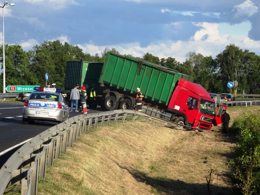 Wypadek w Miąskowie: Zderzyły się trzy auta, bus i...
