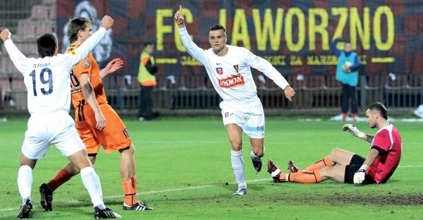 59 minuta meczu Pogoni z KSZO w październiku ubiegłego roku. Piotr Petasz (w środku) właśnie strzelił gola na 2:1 dla Pogoni. Takim wynikiem zakończyłosię spotkanie.