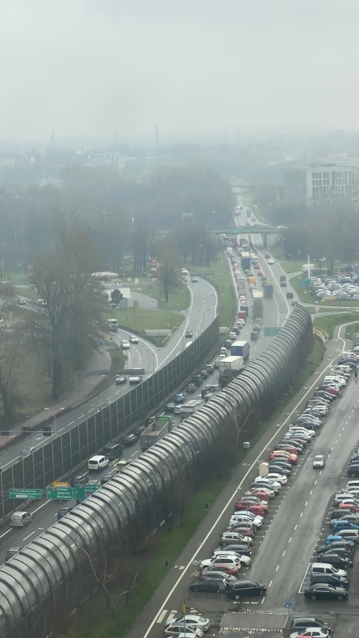 Utrudnienia w centrum Katowic. Samochód uderzył w bariery...