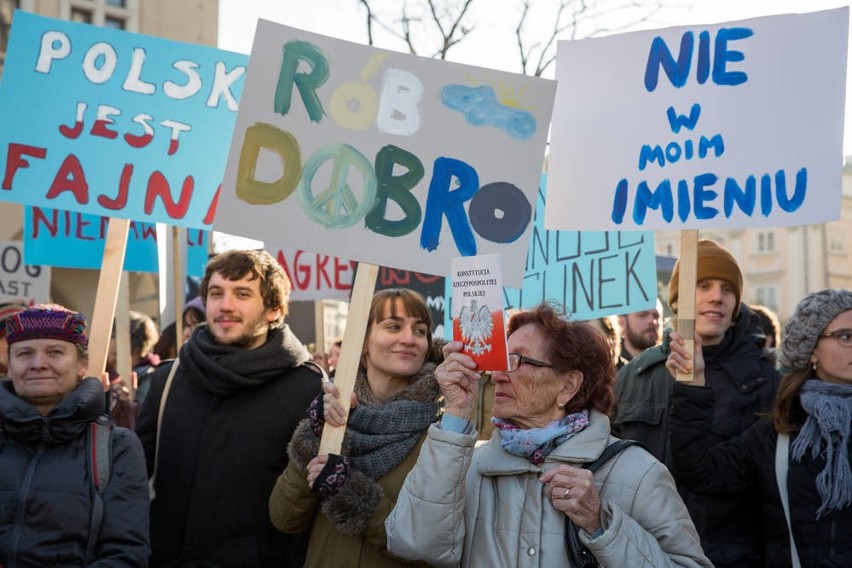 Większość Polaków nie popiera agresji - uważają...