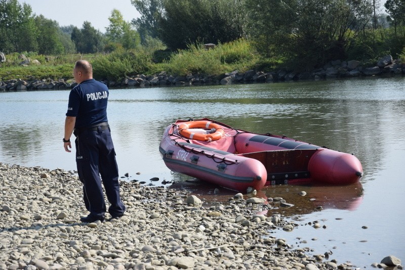 24-latek na oczach kolegi zniknął pod wodą. Szukają go strażacy