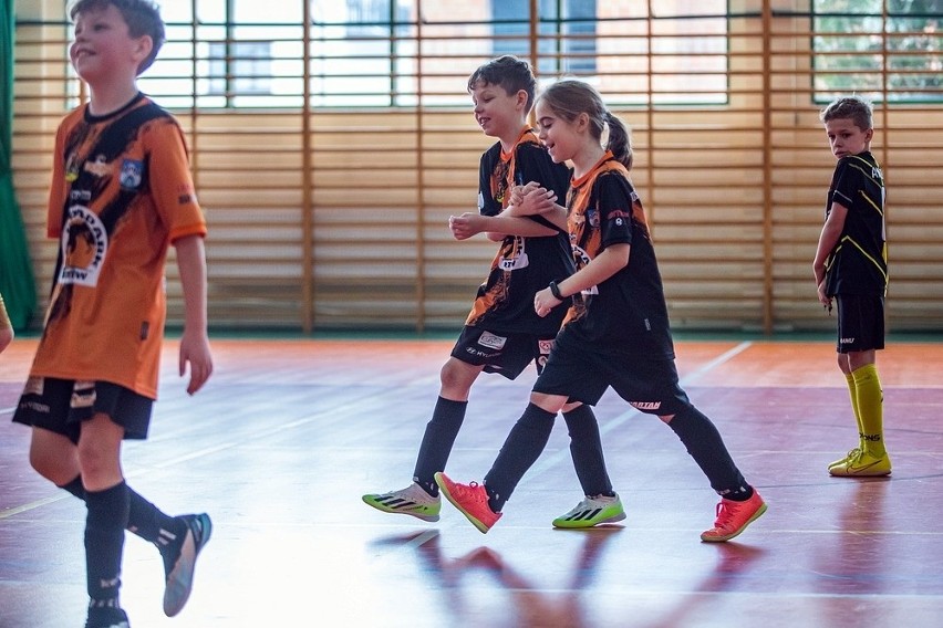 Młodzi adepci piłki nożnej rywalizowali w Turnieju Mikołajkowym w Opatowie. Zagrało ponad 120 zawodników. Zobacz zdjęcia z tego wydarzenia