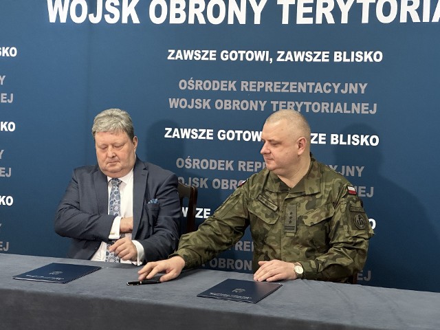 Umowę podpisali; od lewej Jacek Boniecki, dyrektor Zespołu Pieśni i Tańca "Mazowsze" i pulkownik Łukasz Baranowski z Wojsk Obrony Terytorialnej Kraju.