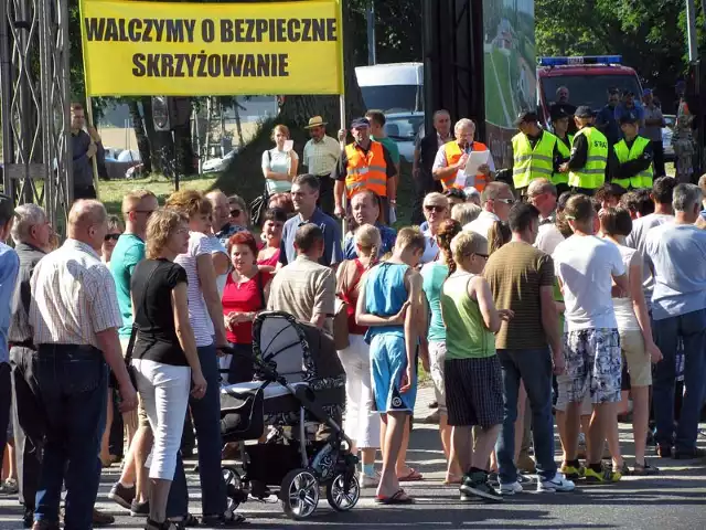 Podczas pierwszej manifestacji mieszkańcy ograniczyli blokadę &#8222;czwórki&#8221; do 30 minut. Jutro będą protestować godzinę.