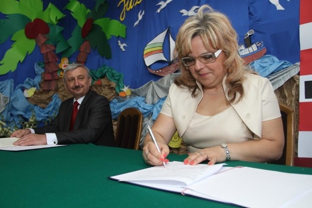 Fot. Łukasz Zarzycki Lidia Adamczyk, dyrektor Przedszkola Samorządowego w Chęcinach, już po raz trzeci podpisywała unijne dokumenty na dofinansowanie projektu.