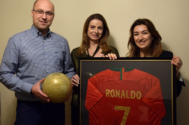 Monika Bartnik (nz. w środku) oraz darczyńcy piłki Cristiano Ronaldo, Andrzej Bajan i Aleksandra Skalska-Bajan