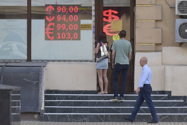 Za dolary i euro trzeba płacić coraz więcej rubli