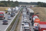 Wypadek porsche z fordem na autostradzie A4. Uwaga na utrudnienia w stronę Legnicy