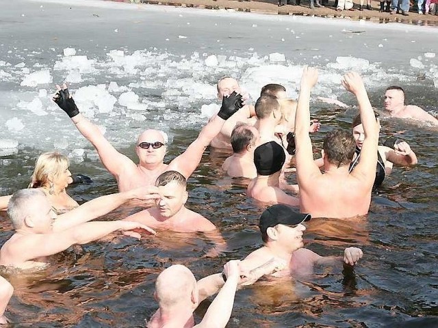 Każdej niedzieli przybywa nowych amatorów lodowatej kąpieli w jeziorze Czarnym