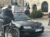 Trzeci dzień na planie serialu "Ojciec Mateusz" w Sandomierzu. Policyjny pościg na Rynku. Zobaczcie zdjęcia