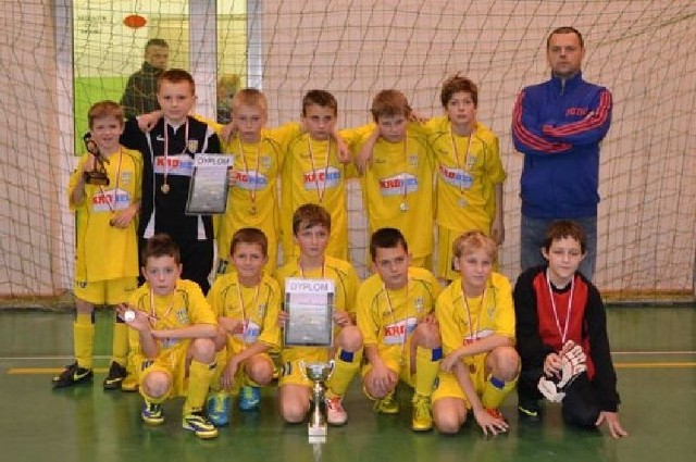 Młodzi piłkarze Juventy Starachowice zajęli drugie miejsce na ogólnopolskim turnieju w Radomiu. Na zdjęciu z trenerem Arturem Andułą.