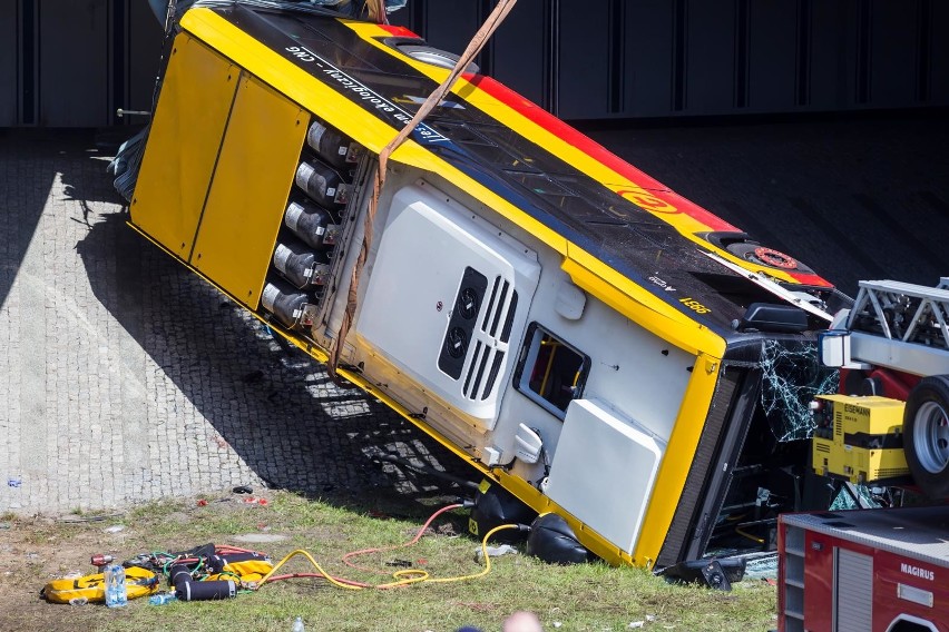 Wypadek miejskiego autobusu w Warszawie.