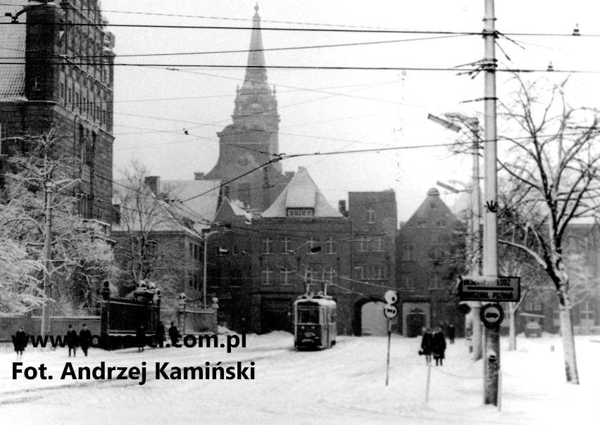 Na zdjęciu zaśnieżony tramwaj wyjeżdżający spod Łuku Cezara...