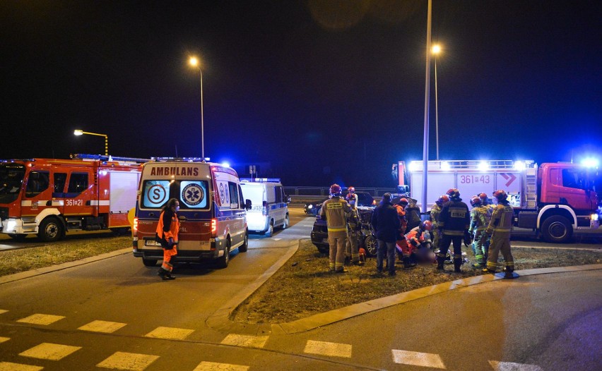 Wypadek w Przemyślu. Na skrzyżowaniu alei Wolności z ul. Zadwórzańską alfa romeo zderzyła się autobusem [ZDJĘCIA]