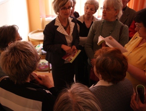 Seniorzy podczas zajęć w Poradni Psychologiczno-Pedagogicznej.