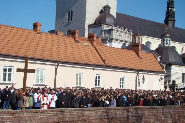 Nabożeństwo drogi krzyżowej prowadził dla kieleckich maturzystów na Wałach Jasnogórskich biskup pomocniczy Kazimierz Gurda.