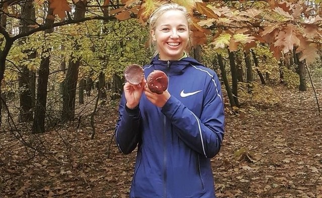 Karolina Kołeczek podczas treningu biegowego w lesie.