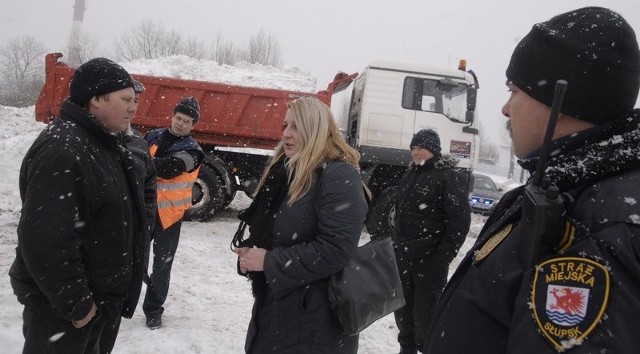 Przy tzw. piaskuli przy ul. Grunwaldzkiej obok dwóch wywrotek pełnych śniegu pojawili się strażnicy miejscy. Zabronili właścicielowi firmy transportowej wysypać tam śnieg.